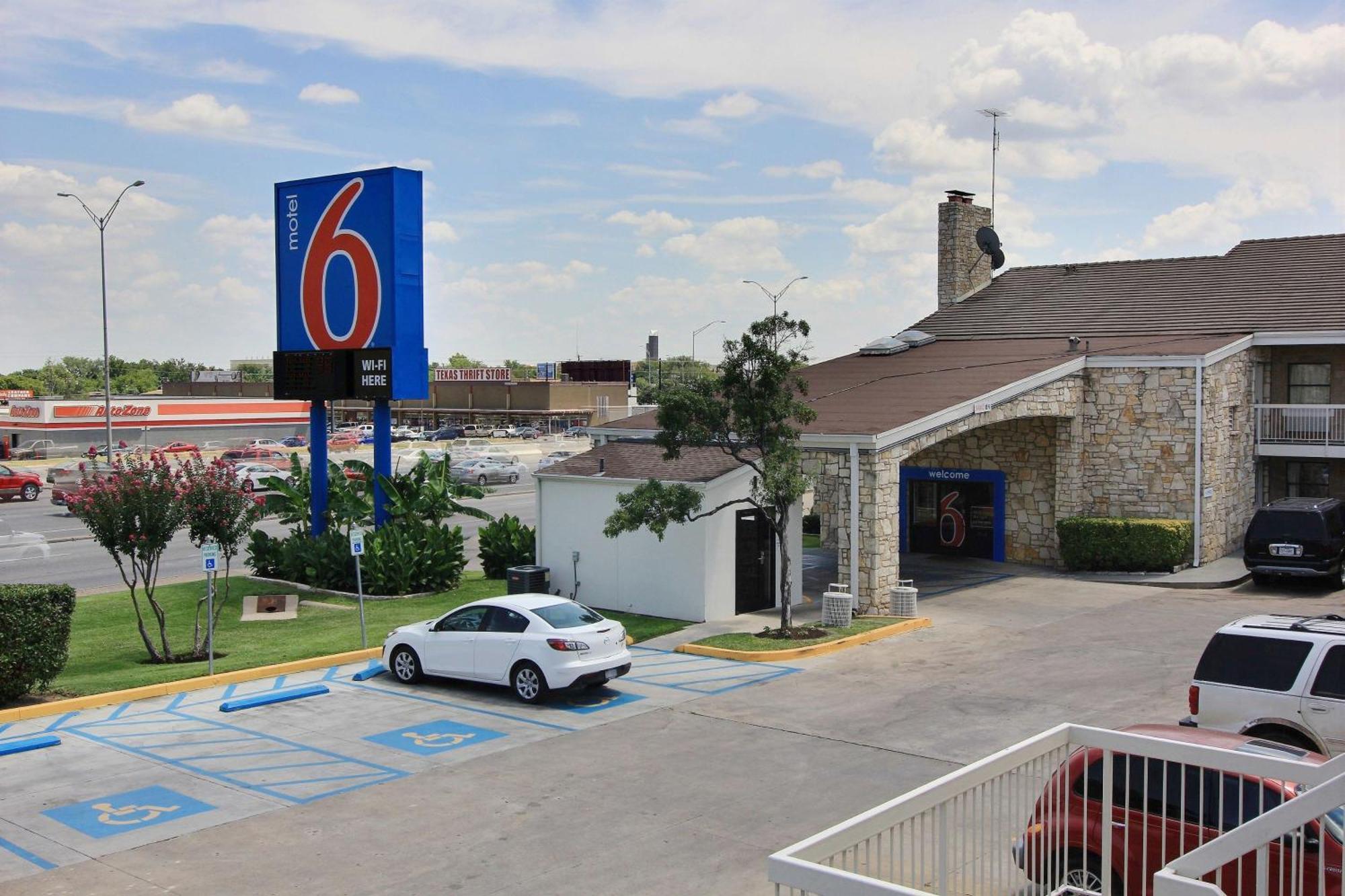 Motel 6 Austin, Tx - Central Downtown Ut Eksteriør bilde